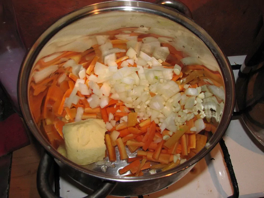 Vistas fileja dārzeņu un saldā krējuma mērcē