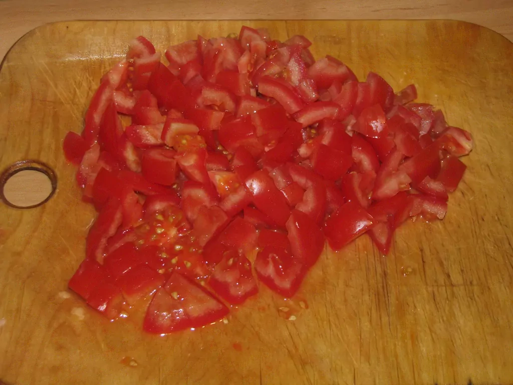 Vistas fileja dārzeņu un saldā krējuma mērcē