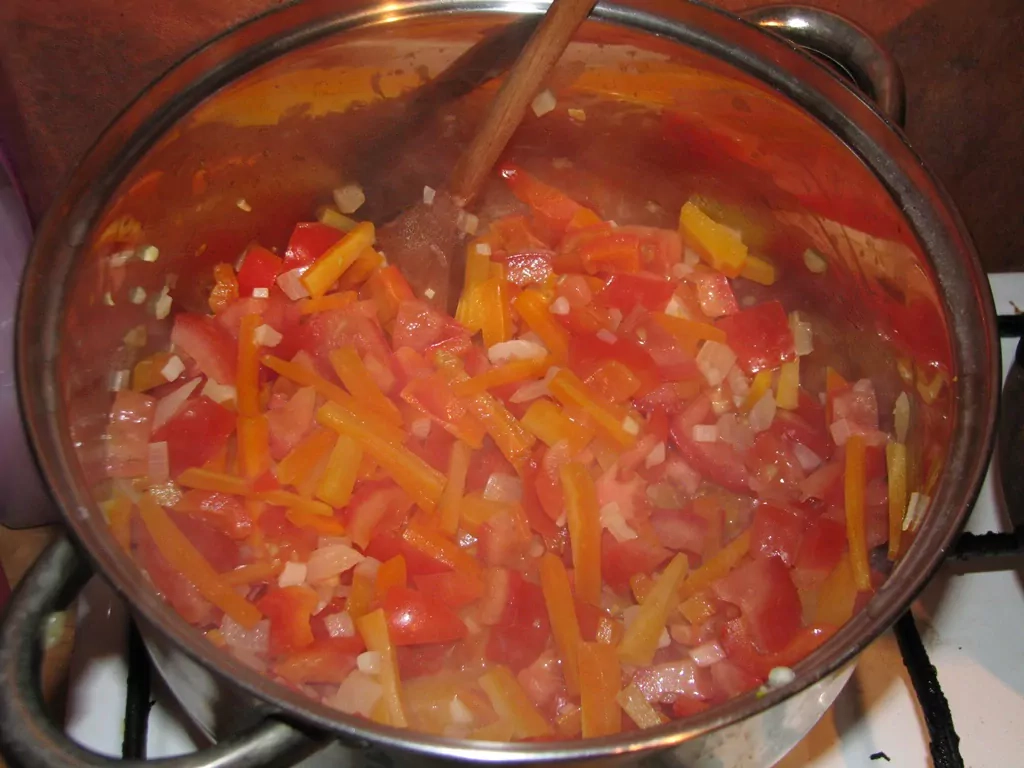 Vistas fileja dārzeņu un saldā krējuma mērcē