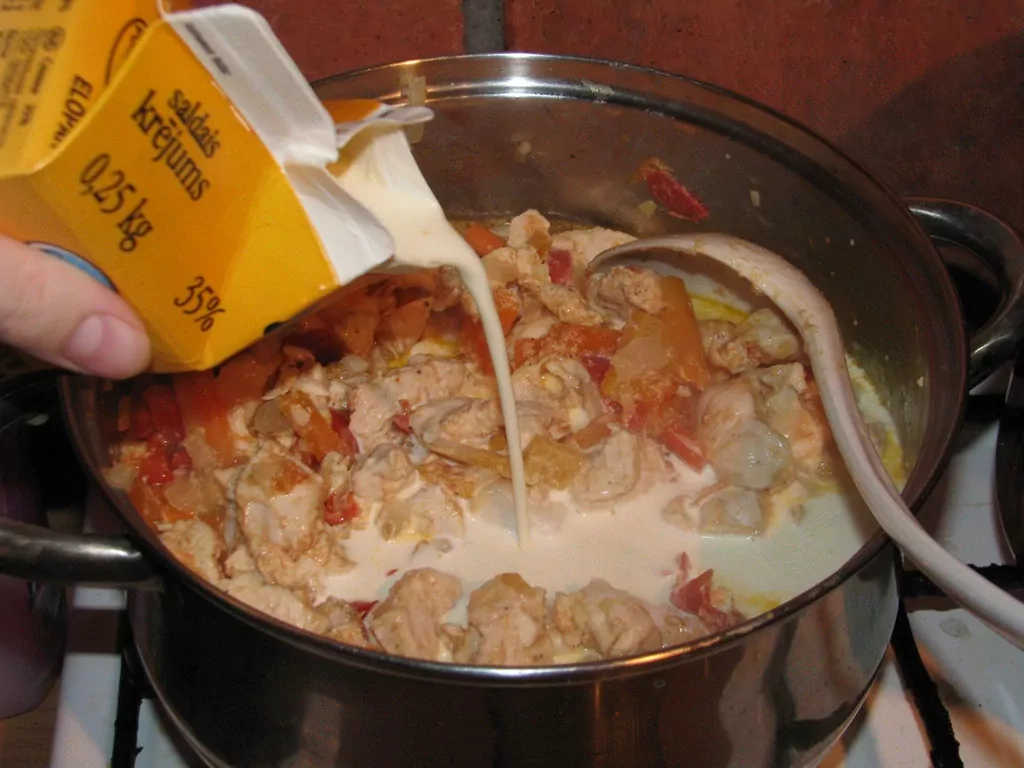 Vistas fileja dārzeņu un saldā krējuma mērcē