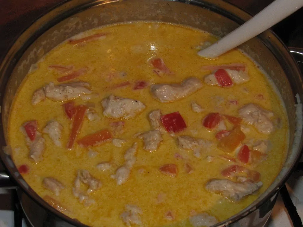 Vistas fileja dārzeņu un saldā krējuma mērcē