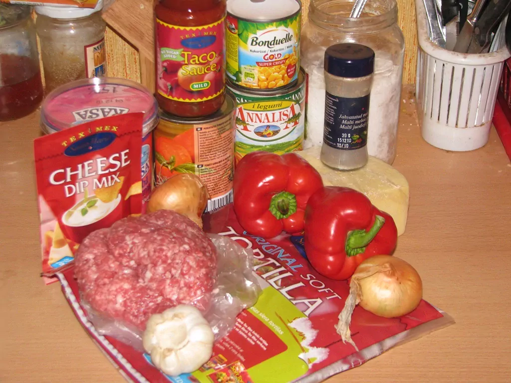 Tortillas ar siera mērci un malto gaļu