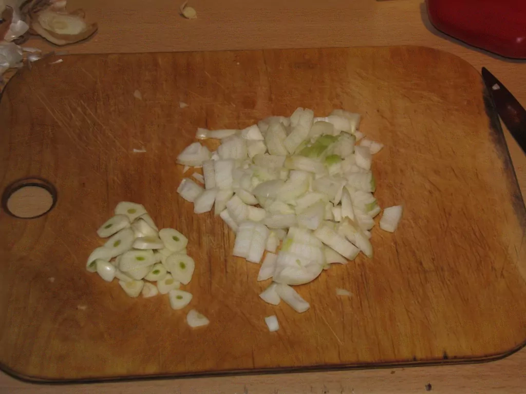 Tortillas ar siera mērci un malto gaļu