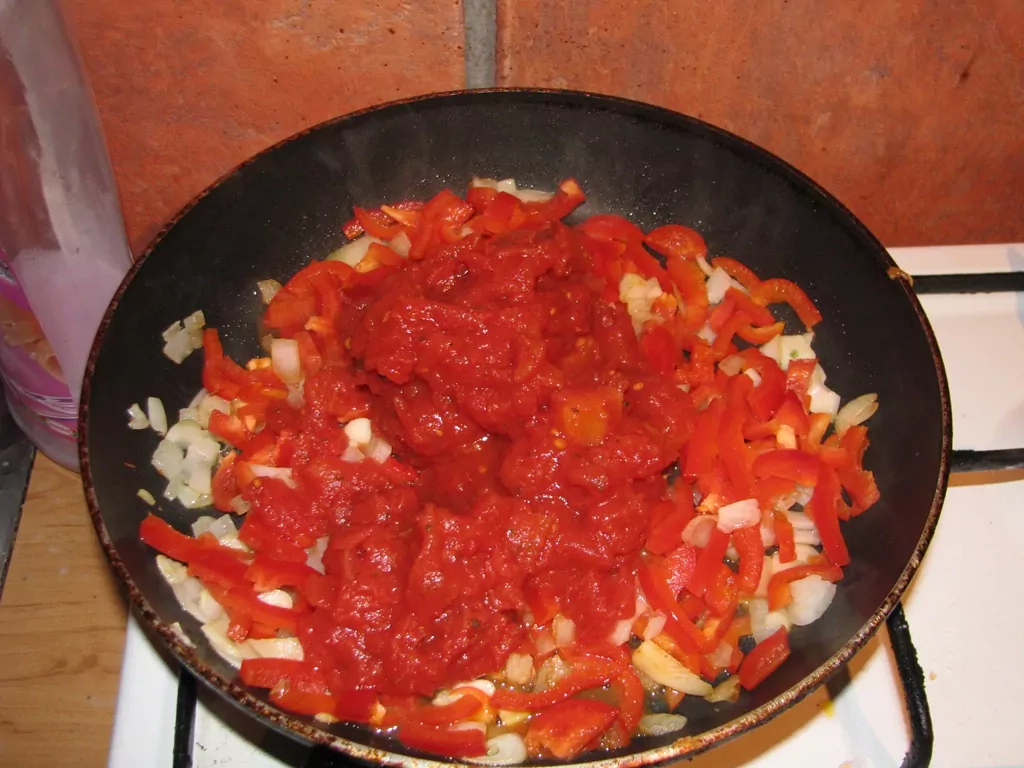 Tortillas ar siera mērci un malto gaļu