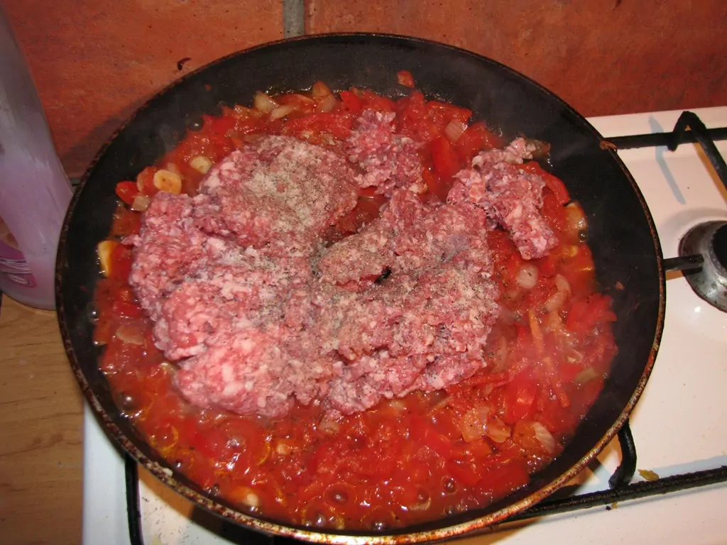 Tortillas ar siera mērci un malto gaļu