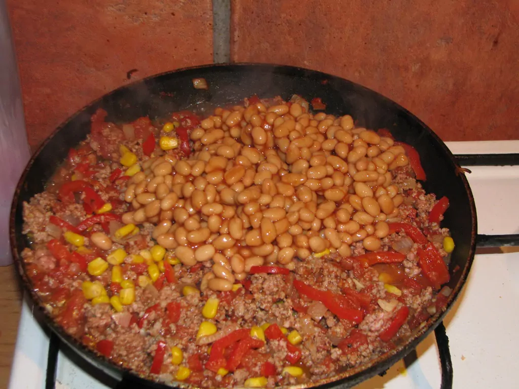 Tortillas ar siera mērci un malto gaļu