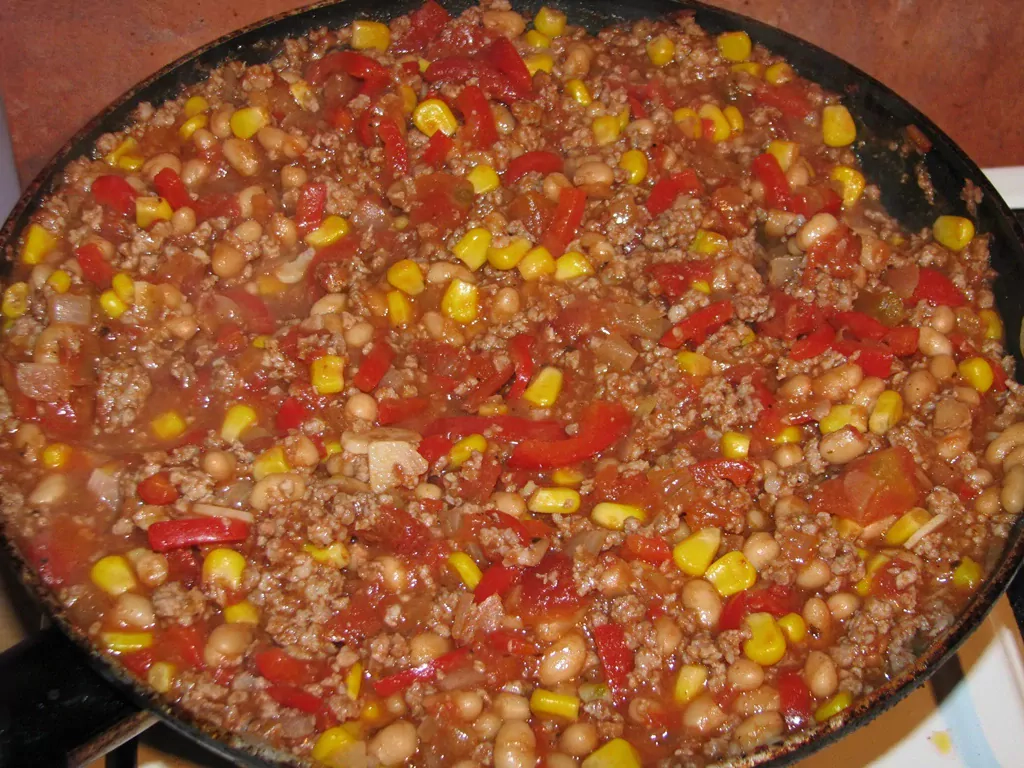 Tortillas ar siera mērci un malto gaļu