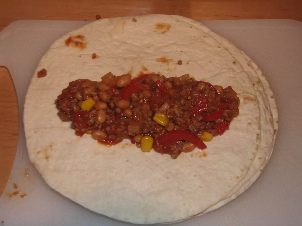 Tortillas ar siera mērci un malto gaļu