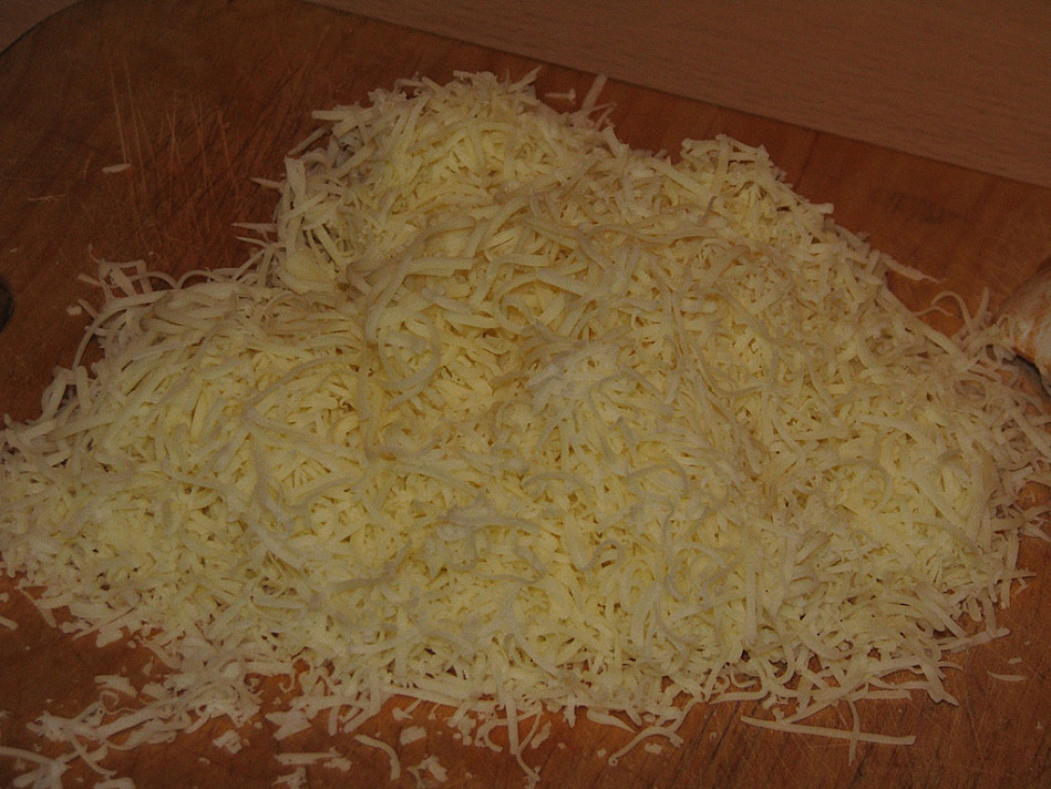 Tortillas ar siera mērci un malto gaļu