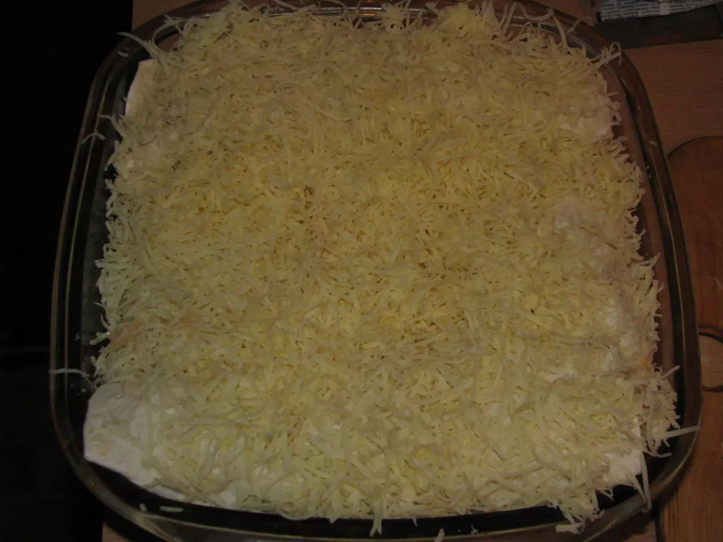 Tortillas ar siera mērci un malto gaļu