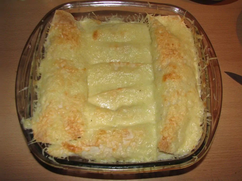 Tortillas ar siera mērci un malto gaļu