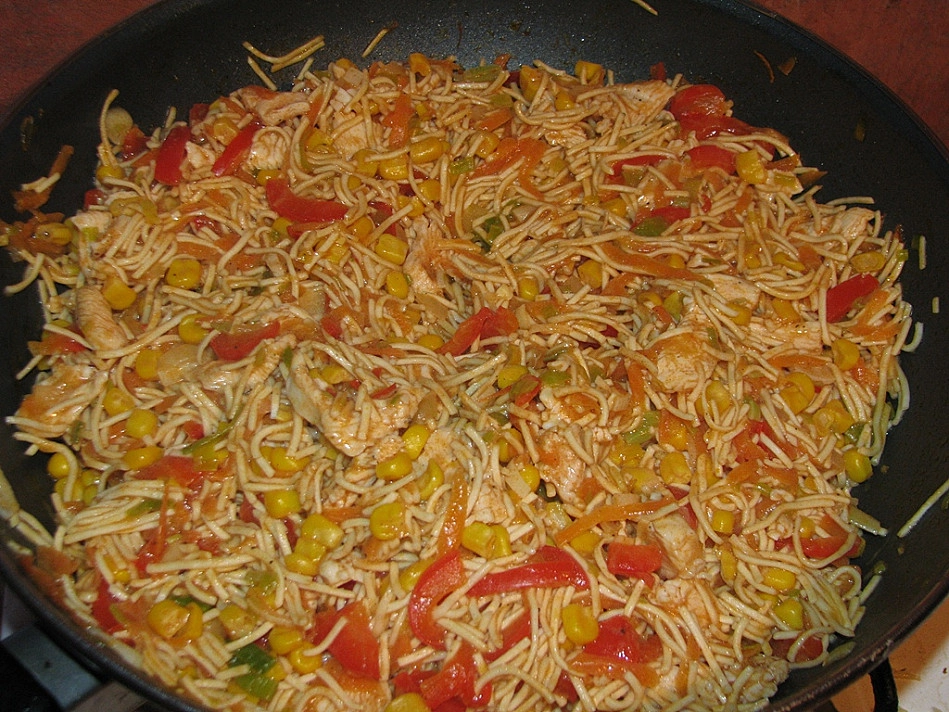 Vistas fileja ar dārzeņiem un wok nūdelēm