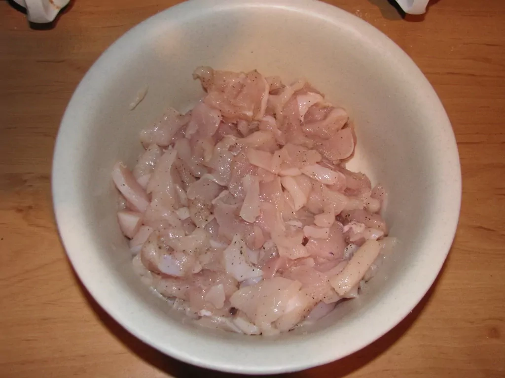 Vistas fileja ar dārzeņiem un wok nūdelēm