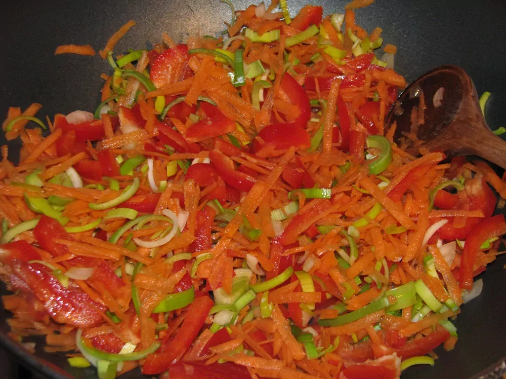 Vistas fileja ar dārzeņiem un wok nūdelēm