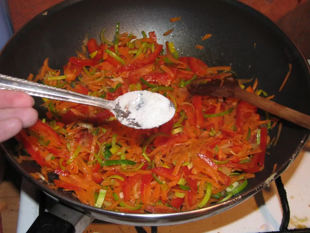 Vistas fileja ar dārzeņiem un wok nūdelēm