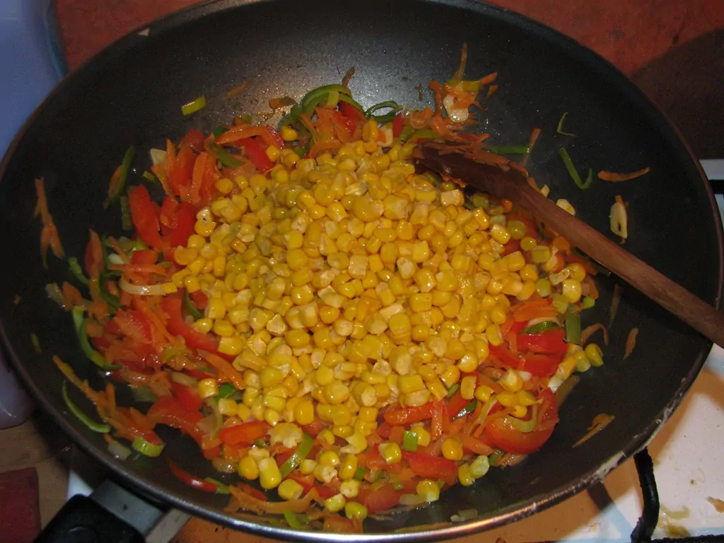 Vistas fileja ar dārzeņiem un wok nūdelēm