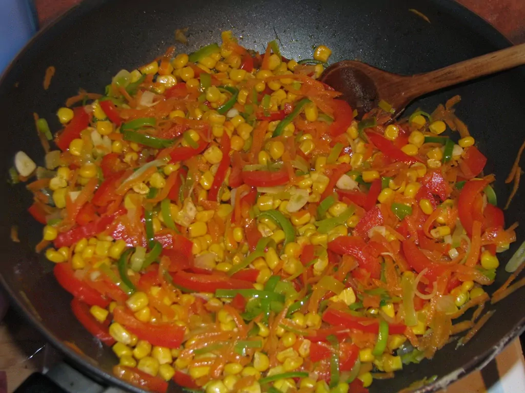 Vistas fileja ar dārzeņiem un wok nūdelēm