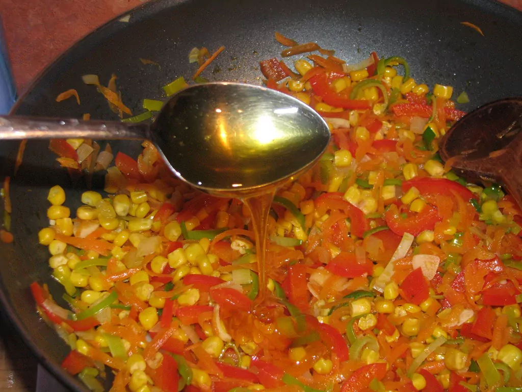 Vistas fileja ar dārzeņiem un wok nūdelēm