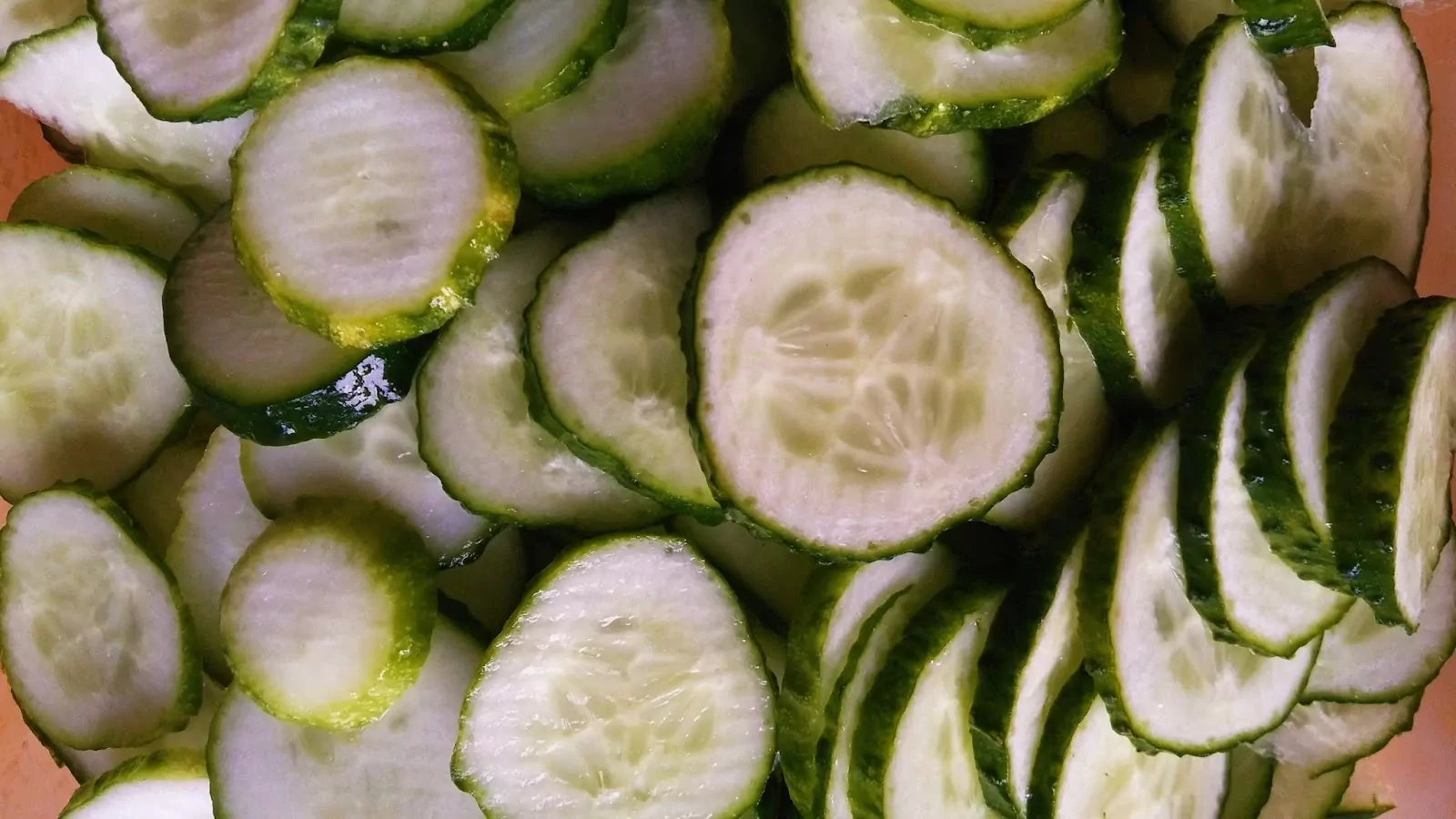 Marinēti gurķīši ar kurkumu