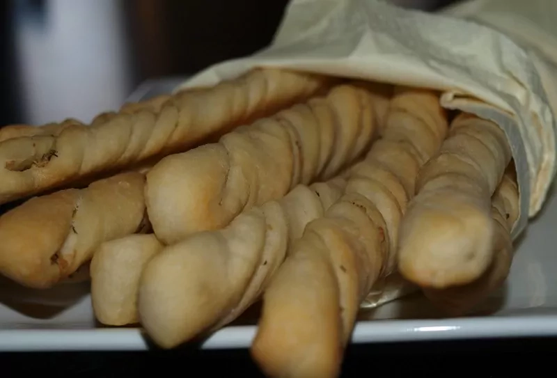 Užkandis: Pikantiškos juostelės su česnakais