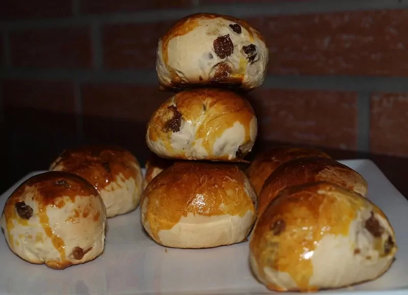 Mielinės bandelės su razinomis