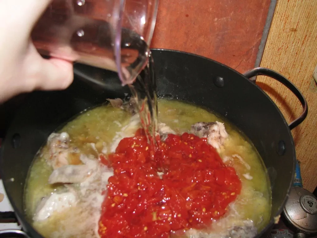 Vistas šmoris ar kanēli, tomātiem un vīnu