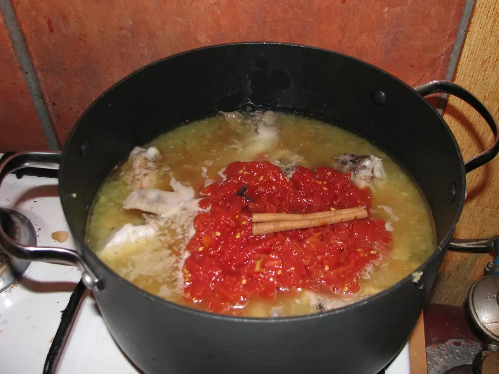 Vistas šmoris ar kanēli, tomātiem un vīnu