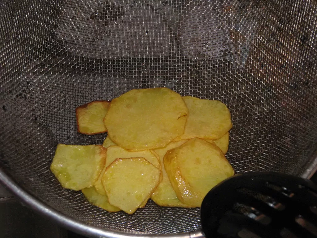 Sātīgā omlete ar kartupeļiem un papriku