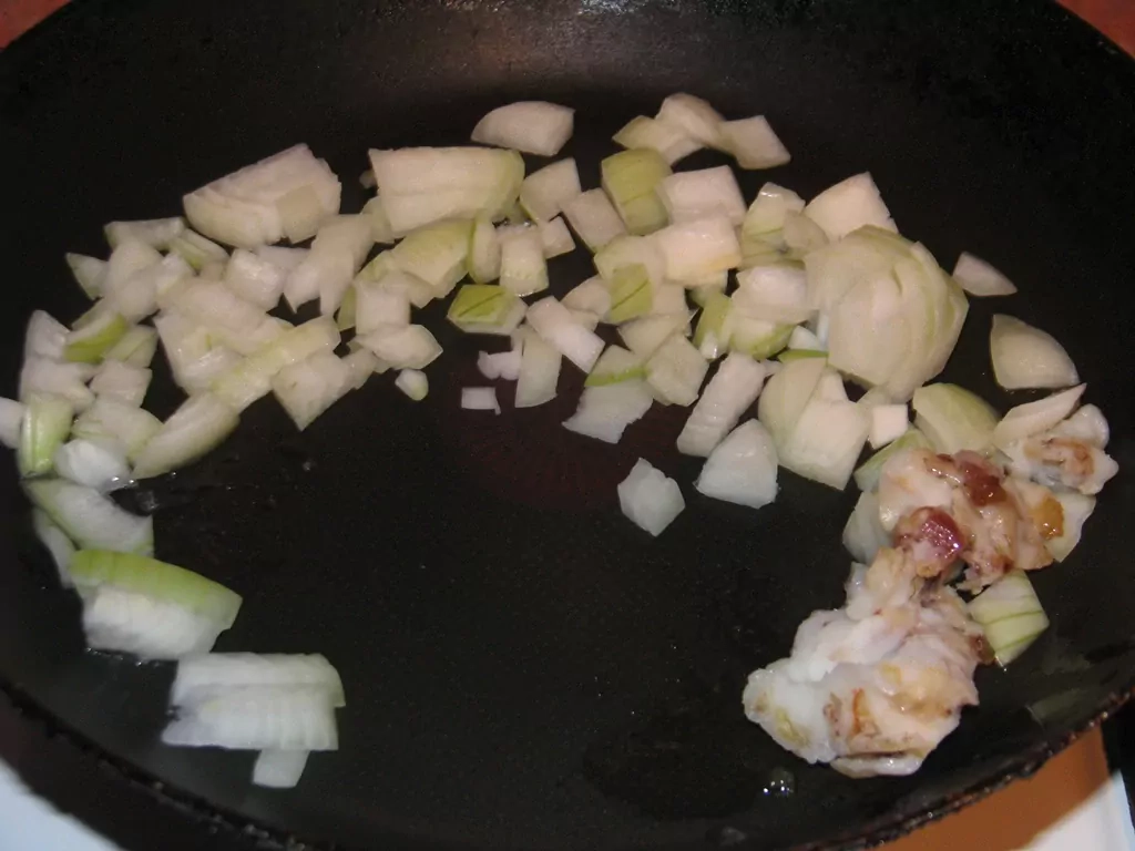 Sātīgā omlete ar kartupeļiem un papriku