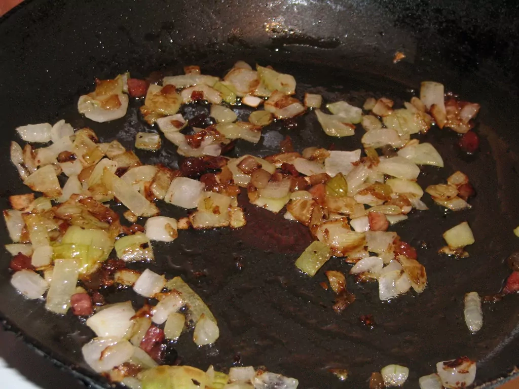 Sātīgā omlete ar kartupeļiem un papriku