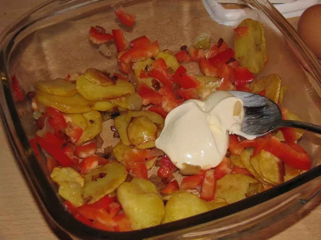 Sātīgā omlete ar kartupeļiem un papriku