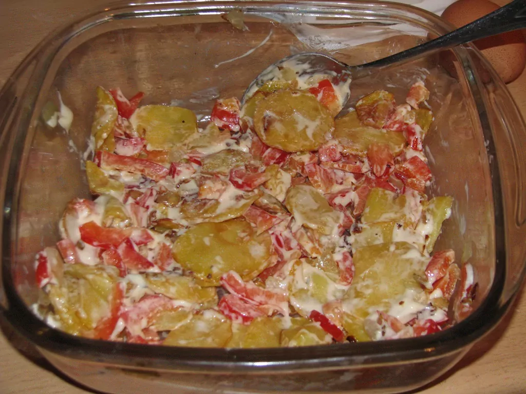 Sātīgā omlete ar kartupeļiem un papriku