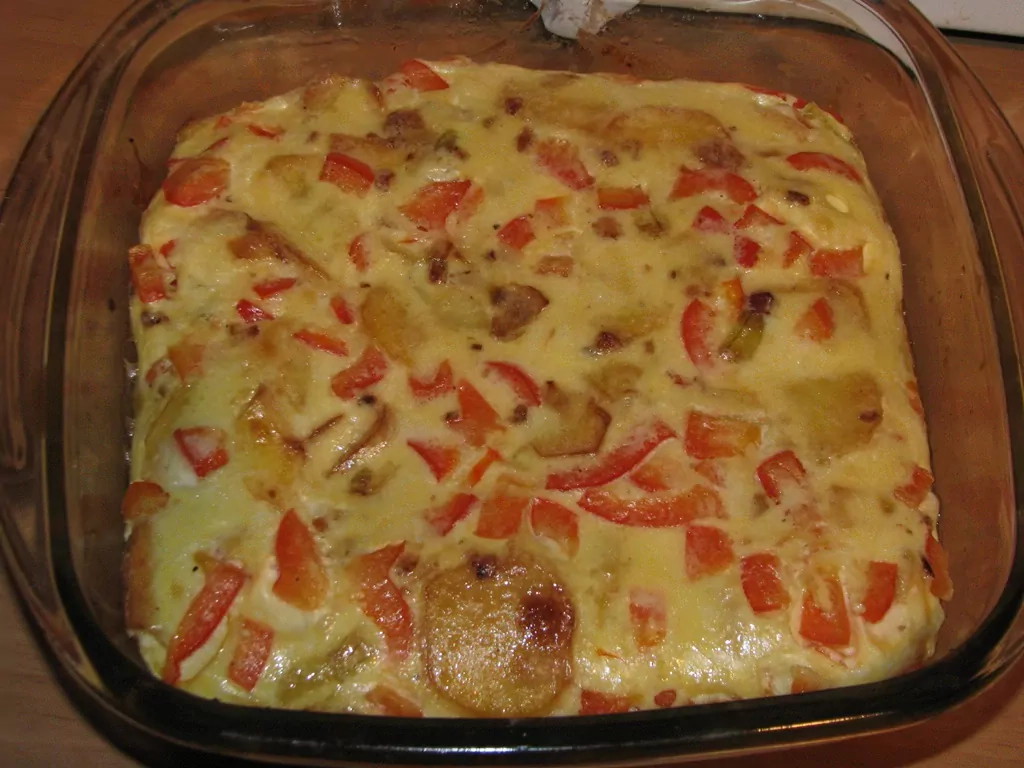 Sātīgā omlete ar kartupeļiem un papriku