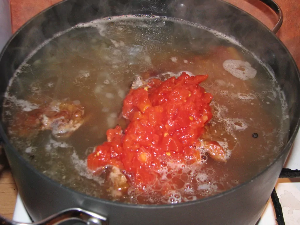 Pupiņu zupa ar tomātiem jeb latviešu čilli