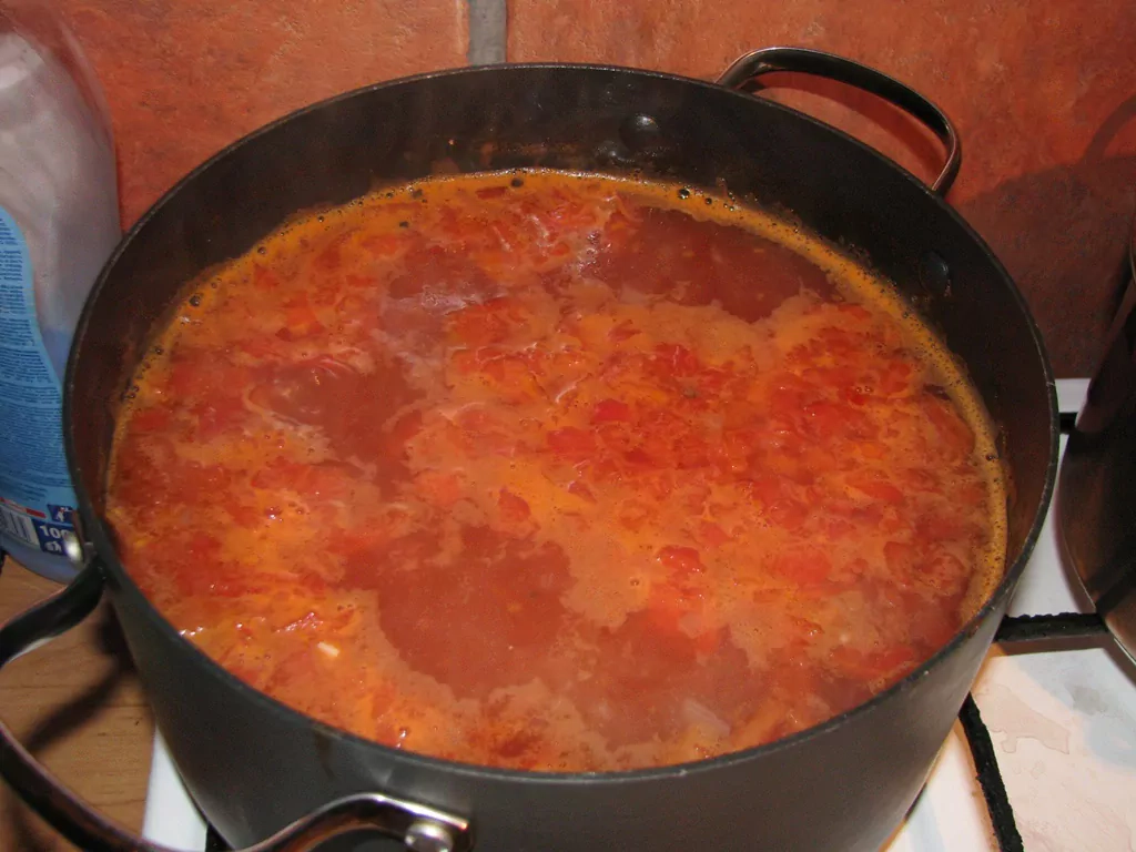Pupiņu zupa ar tomātiem jeb latviešu čilli