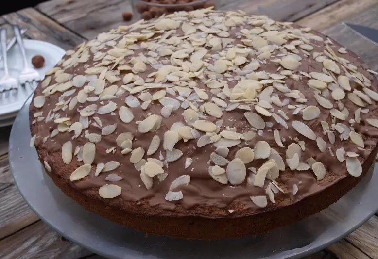 Riešutinis pyragas su šokoladu