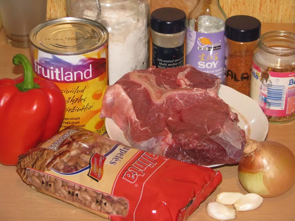 Liellopa gaļas sautējums ar pupiņām, ananāsiem un papriku