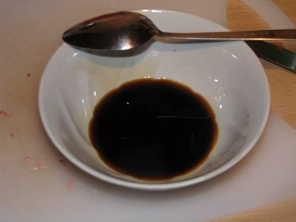 Liellopa gaļas sautējums ar pupiņām, ananāsiem un papriku