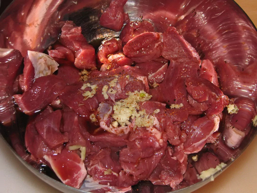 Liellopa gaļas sautējums ar pupiņām, ananāsiem un papriku