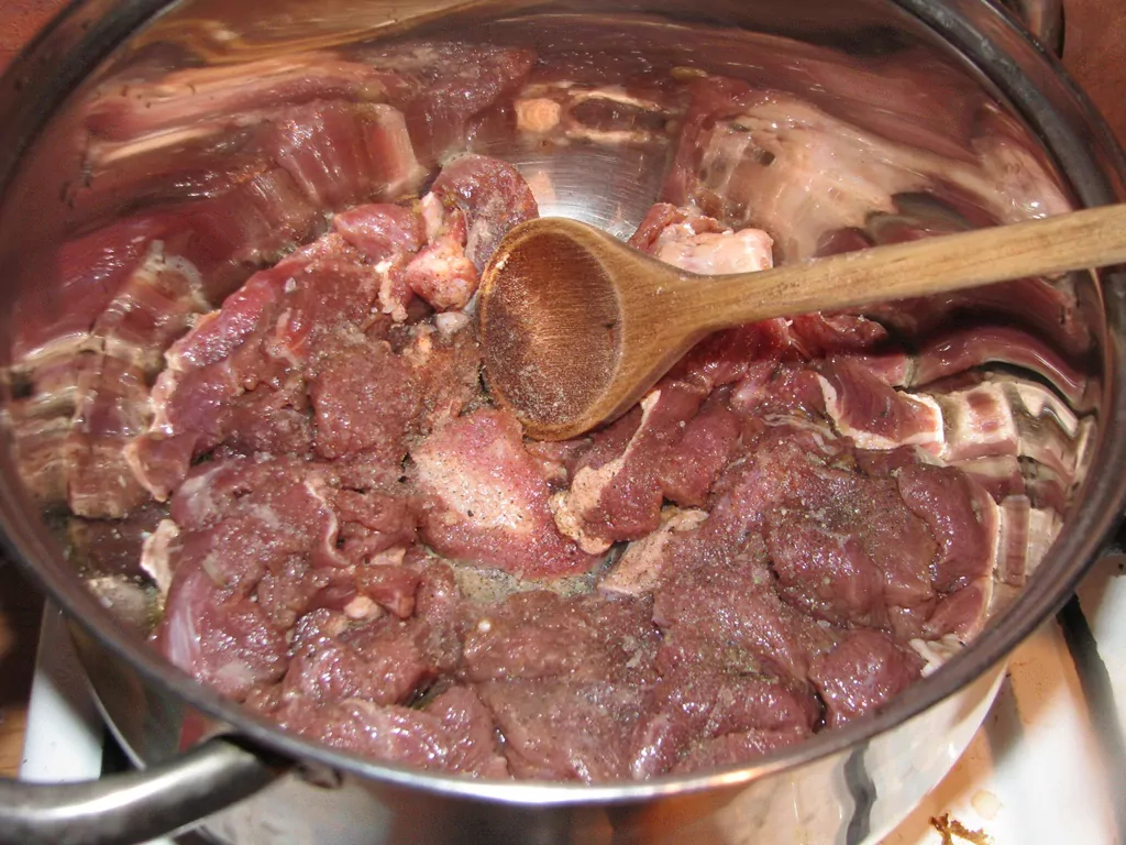 Liellopa gaļas sautējums ar pupiņām, ananāsiem un papriku