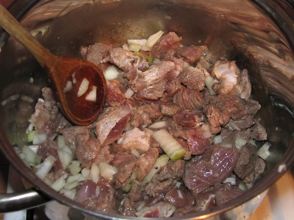 Liellopa gaļas sautējums ar pupiņām, ananāsiem un papriku