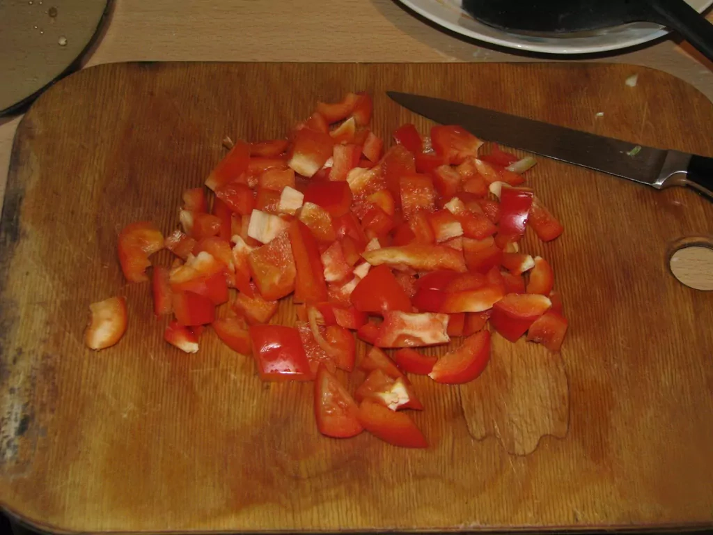 Liellopa gaļas sautējums ar pupiņām, ananāsiem un papriku