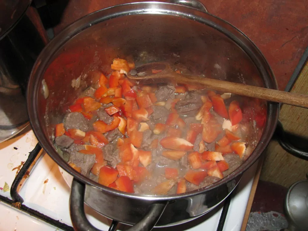 Liellopa gaļas sautējums ar pupiņām, ananāsiem un papriku