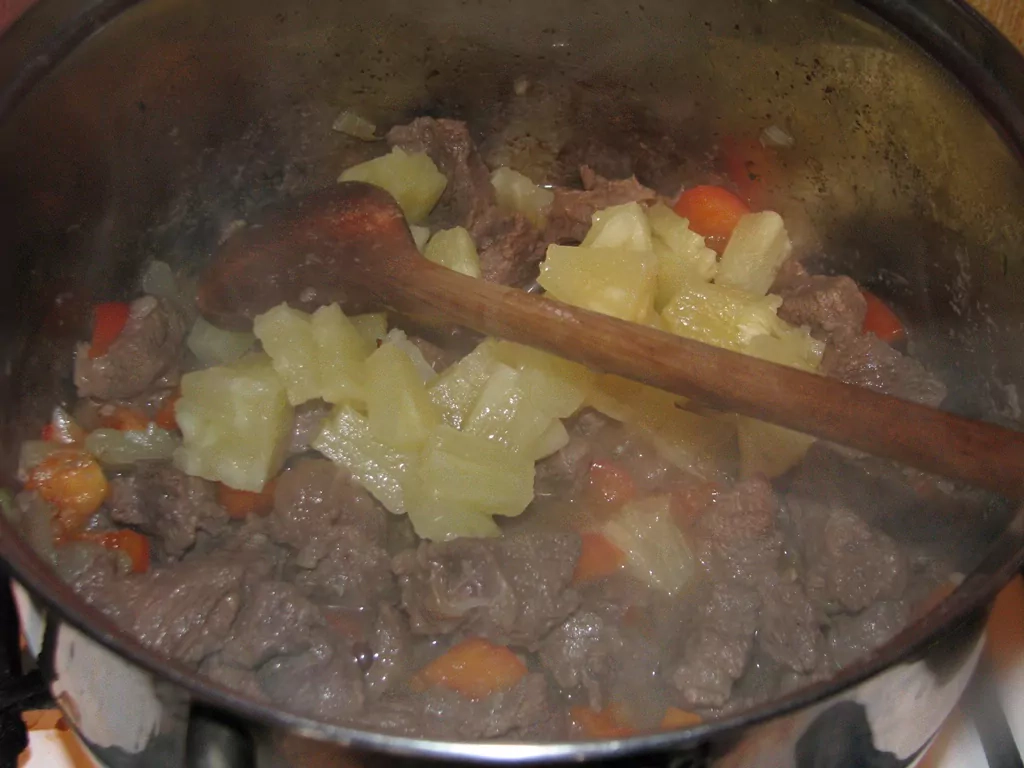 Liellopa gaļas sautējums ar pupiņām, ananāsiem un papriku