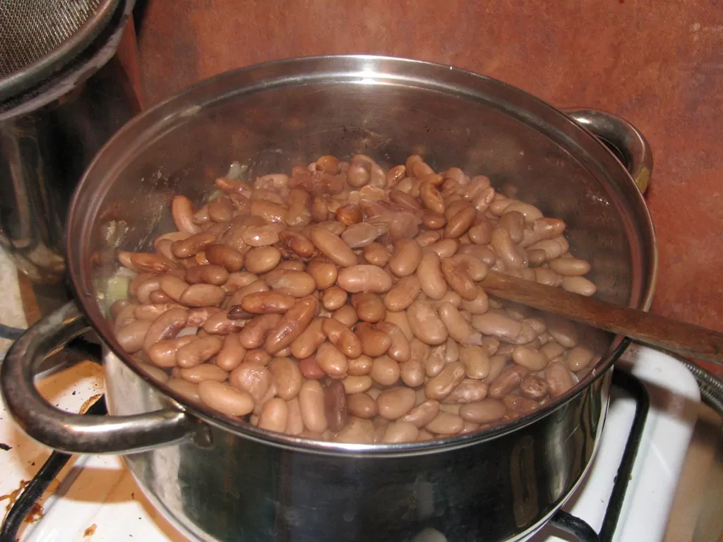 Liellopa gaļas sautējums ar pupiņām, ananāsiem un papriku