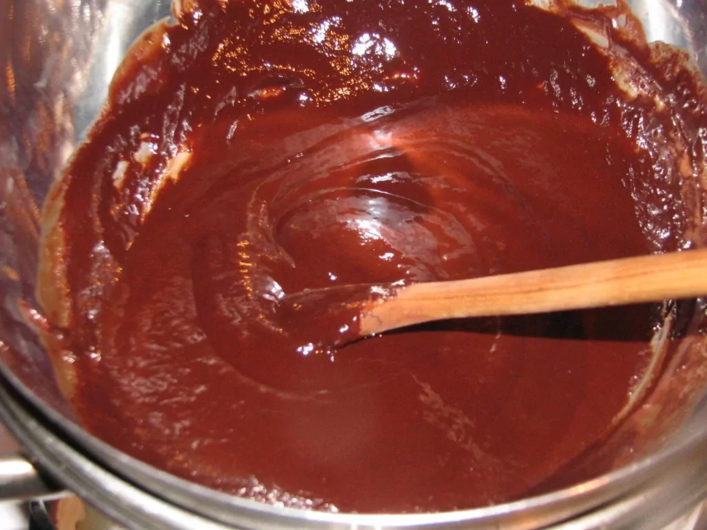 Šoko kūka ar jogurta/putukrējuma krēmu