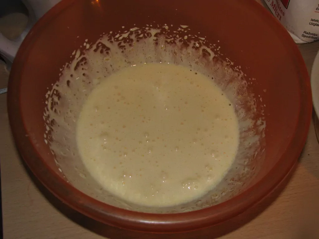 Šoko kūka ar jogurta/putukrējuma krēmu