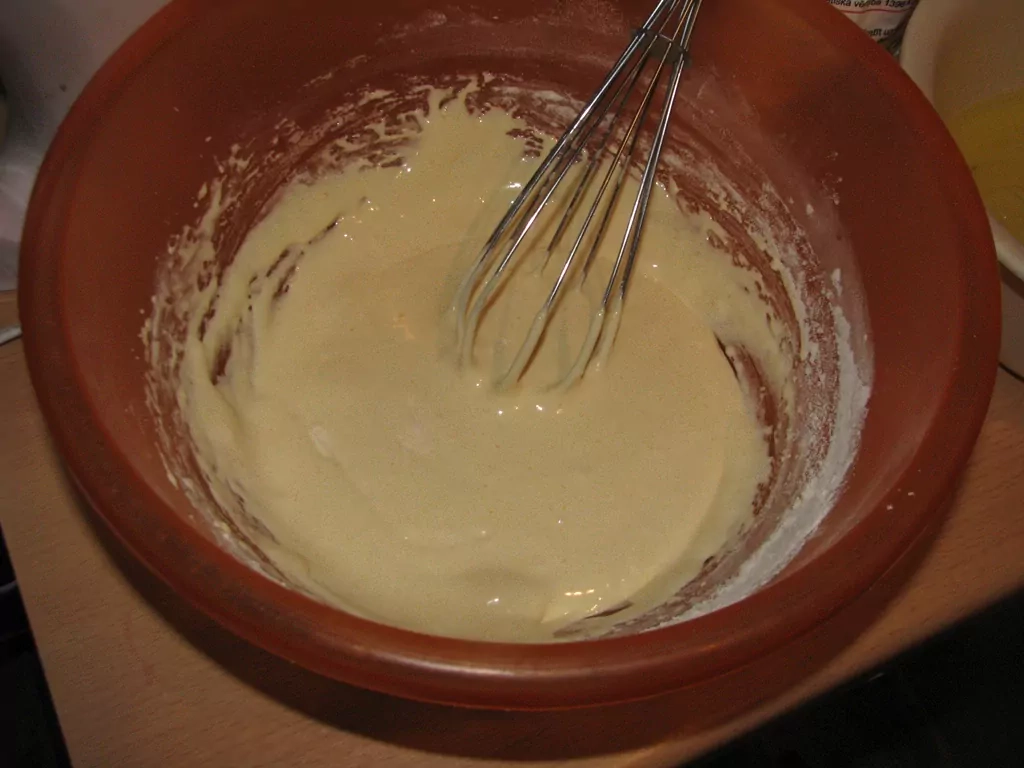 Šoko kūka ar jogurta/putukrējuma krēmu