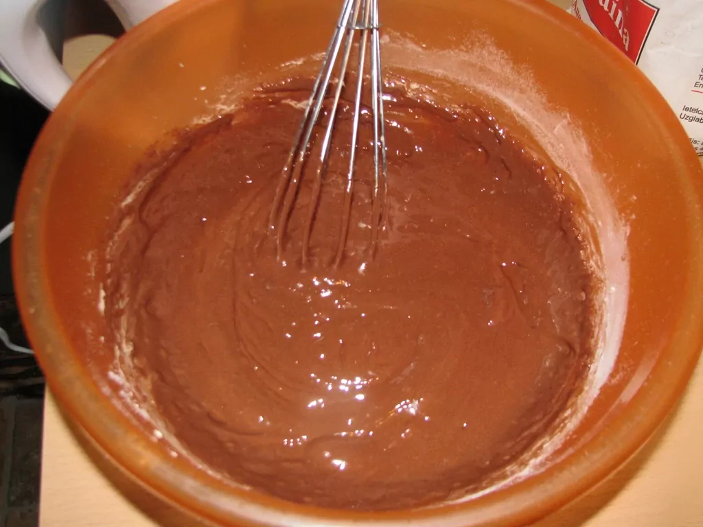 Šoko kūka ar jogurta/putukrējuma krēmu