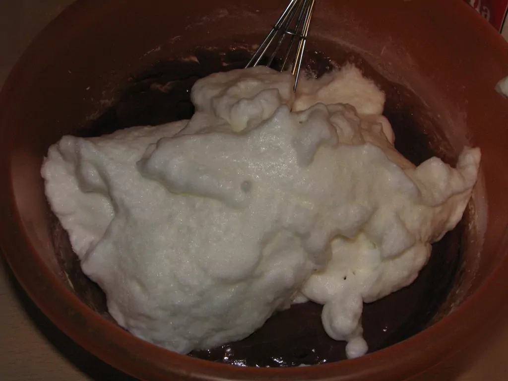 Šoko kūka ar jogurta/putukrējuma krēmu